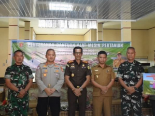 FOTO : Wabup Firdaus, saat menyerahkan bantuan Alsintan secara simbolis.