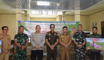 FOTO : Wabup Firdaus, saat menyerahkan bantuan Alsintan secara simbolis.