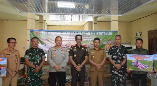 FOTO : Wabup Firdaus, saat menyerahkan bantuan Alsintan secara simbolis.