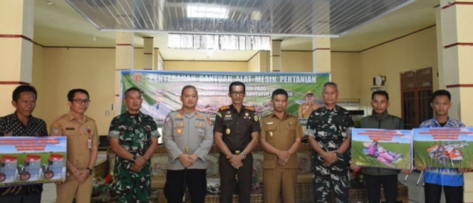 
					FOTO : Wabup Firdaus, saat menyerahkan bantuan Alsintan secara simbolis.