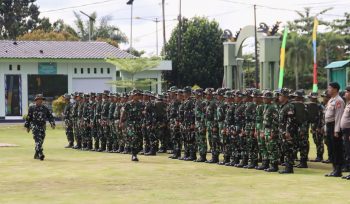 FOTO : Dandim 1019/Katingan Letkol Kav Prima Wahyudi, saat pimpin upacara penutupan TMMD Imbangan Ke-128.
