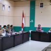 FOTO : Kepala Dinsos Katingan Robertus Pamuryanto, bersama sejumlah perangkat daerah saat rapat koordinasi.