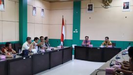 FOTO : Kepala Dinsos Katingan Robertus Pamuryanto, bersama sejumlah perangkat daerah saat rapat koordinasi.