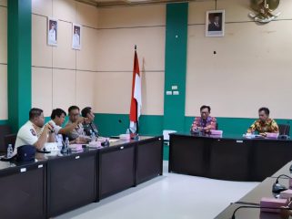 FOTO : Kepala Dinsos Katingan Robertus Pamuryanto, bersama sejumlah perangkat daerah saat rapat koordinasi.