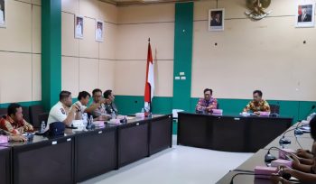 FOTO : Kepala Dinsos Katingan Robertus Pamuryanto, bersama sejumlah perangkat daerah saat rapat koordinasi.
