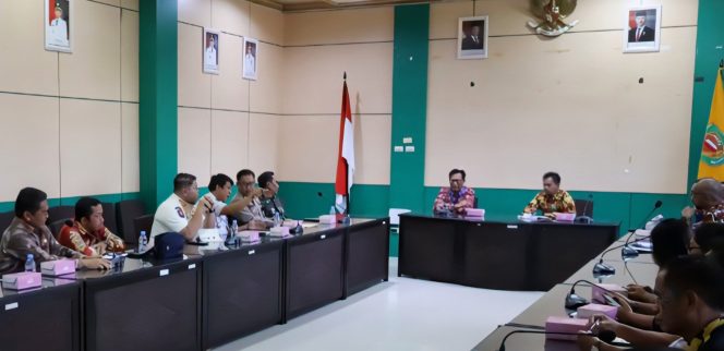 
					FOTO : Kepala Dinsos Katingan Robertus Pamuryanto, bersama sejumlah perangkat daerah saat rapat koordinasi.
