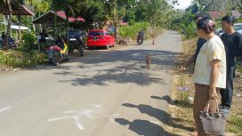 Roy Mandagi Ayah Korban Saat Menunjukan Lokasi Kejadian Tewasnya Anak Keduanya Usai Terlindas Truk di Jalan Kolonel Untung Suropati Jalan Puruk Cahu - Saripoi, Kamis (28/5/2026).