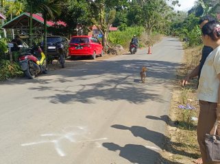 Roy Mandagi Ayah Korban Saat Menunjukan Lokasi Kejadian Tewasnya Anak Keduanya Usai Terlindas Truk di Jalan Kolonel Untung Suropati Jalan Puruk Cahu - Saripoi, Kamis (28/5/2026).