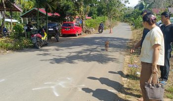 Roy Mandagi Ayah Korban Saat Menunjukan Lokasi Kejadian Tewasnya Anak Keduanya Usai Terlindas Truk di Jalan Kolonel Untung Suropati Jalan Puruk Cahu - Saripoi, Kamis (28/5/2026).