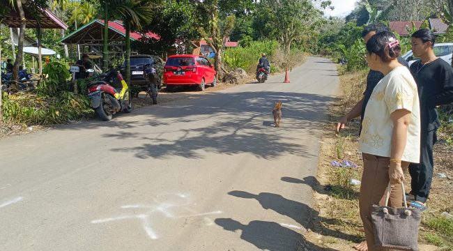 Roy Mandagi Ayah Korban Saat Menunjukan Lokasi Kejadian Tewasnya Anak Keduanya Usai Terlindas Truk di Jalan Kolonel Untung Suropati Jalan Puruk Cahu - Saripoi, Kamis (28/5/2026).