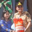 FOTO : Gubernur Kalteng saat menyerahkan kebutuhan pokok secara simbolis kepada masyarakat.