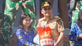 FOTO : Gubernur Kalteng saat menyerahkan kebutuhan pokok secara simbolis kepada masyarakat.