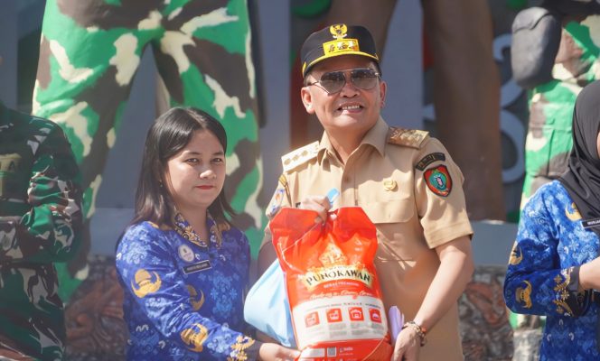 
					FOTO : Gubernur Kalteng saat menyerahkan kebutuhan pokok secara simbolis kepada masyarakat.