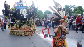 Kontingen Asal Kabupaten Murung Raya Saat Mengkuti Lomba Seni Karnaval di Acara Pembukaan Festival Budaya Isen Mulang Tahun 2026 di Kota Palangka Raya Belum Lama Ini.