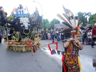 Kontingen Asal Kabupaten Murung Raya Saat Mengkuti Lomba Seni Karnaval di Acara Pembukaan Festival Budaya Isen Mulang Tahun 2026 di Kota Palangka Raya Belum Lama Ini.