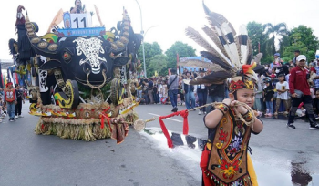 Kontingen Asal Kabupaten Murung Raya Saat Mengkuti Lomba Seni Karnaval di Acara Pembukaan Festival Budaya Isen Mulang Tahun 2026 di Kota Palangka Raya Belum Lama Ini.