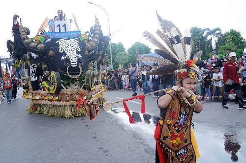 Kontingen Asal Kabupaten Murung Raya Saat Mengkuti Lomba Seni Karnaval di Acara Pembukaan Festival Budaya Isen Mulang Tahun 2026 di Kota Palangka Raya Belum Lama Ini.