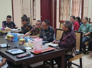 FOTO : Bupati didampingi Wakil Bupati Katingan saat rapat rapat evaluasi penanganan permasalahan PDAM.
