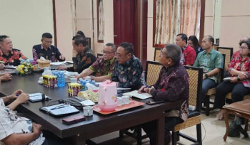 FOTO : Bupati didampingi Wakil Bupati Katingan saat rapat rapat evaluasi penanganan permasalahan PDAM.