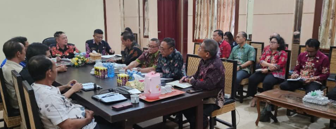 
					FOTO : Bupati didampingi Wakil Bupati Katingan saat rapat rapat evaluasi penanganan permasalahan PDAM.