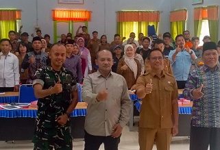 SALAM LESTARI : Asisten I Setda Mura Rahmat K Tambunan Bersama Tamu Undangan Kegiatan Workshop Pengelolaan Sampah Organik di Aula Kantor Kemenag Puruk Cahu, Selasa (19/5/2026).