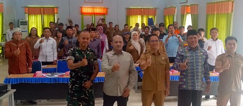 SALAM LESTARI : Asisten I Setda Mura Rahmat K Tambunan Bersama Tamu Undangan Kegiatan Workshop Pengelolaan Sampah Organik di Aula Kantor Kemenag Puruk Cahu, Selasa (19/5/2026).