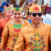 bupati bersama isteri saat mengikuti pembukaan Festival IsenMulang di Kota Palangka Raya