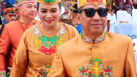 bupati bersama isteri saat mengikuti pembukaan Festival IsenMulang di Kota Palangka Raya
