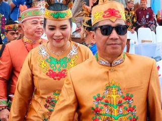 bupati bersama isteri saat mengikuti pembukaan Festival IsenMulang di Kota Palangka Raya