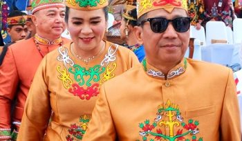 bupati bersama isteri saat mengikuti pembukaan Festival IsenMulang di Kota Palangka Raya