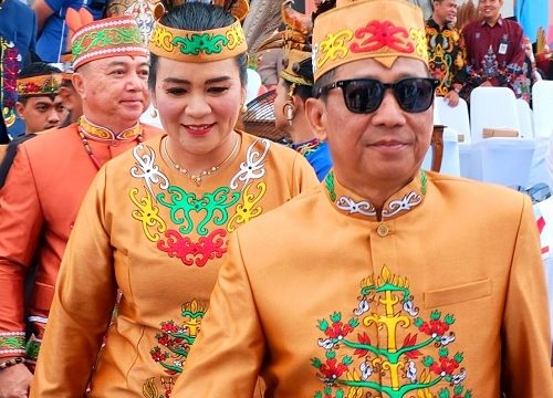 bupati bersama isteri saat mengikuti pembukaan Festival IsenMulang di Kota Palangka Raya