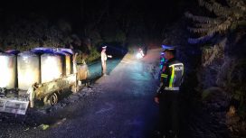 Jajaran Satlantas Polres Murung Raya Saat Mengamankan Tempat Kejadian Berkobarnya Satu Unit Mobil Pic up Bermuatan BBM Jenis Solar di Simpang Tiga Muara Laung - Puruk Cahu, Rabu (5/5/2026) malam. Foto : Satlantas Polres Mura 