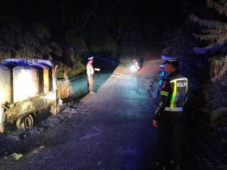 Jajaran Satlantas Polres Murung Raya Saat Mengamankan Tempat Kejadian Berkobarnya Satu Unit Mobil Pic up Bermuatan BBM Jenis Solar di Simpang Tiga Muara Laung - Puruk Cahu, Rabu (5/5/2026) malam. Foto : Satlantas Polres Mura 