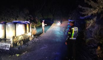 Jajaran Satlantas Polres Murung Raya Saat Mengamankan Tempat Kejadian Berkobarnya Satu Unit Mobil Pic up Bermuatan BBM Jenis Solar di Simpang Tiga Muara Laung - Puruk Cahu, Rabu (5/5/2026) malam. Foto : Satlantas Polres Mura 