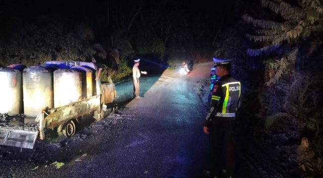Jajaran Satlantas Polres Murung Raya Saat Mengamankan Tempat Kejadian Berkobarnya Satu Unit Mobil Pic up Bermuatan BBM Jenis Solar di Simpang Tiga Muara Laung - Puruk Cahu, Rabu (5/5/2026) malam. Foto : Satlantas Polres Mura 