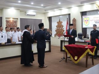 LANTIK : Hendra Toendan ketika dilantik sebagai Direktur Perumdam Maruang Duhung untuk kedua kalinya, Rabu, 24 Juni 2026.