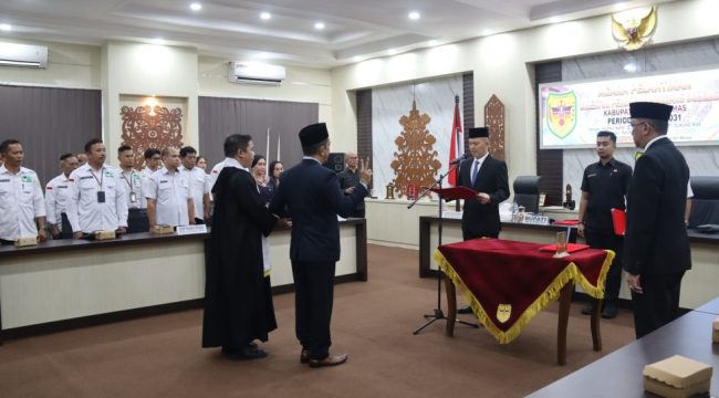 LANTIK : Hendra Toendan ketika dilantik sebagai Direktur Perumdam Maruang Duhung untuk kedua kalinya, Rabu, 24 Juni 2026.