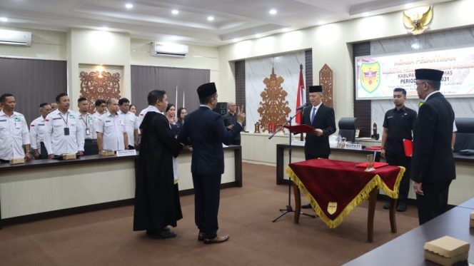
					LANTIK : Hendra Toendan ketika dilantik sebagai Direktur Perumdam Maruang Duhung untuk kedua kalinya, Rabu, 24 Juni 2026.