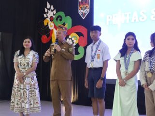 MOTIVASI : Bupati Gumas Jaya Samaya Monong ketika memberikan motivasi kepada pelajar, pada acara perpisahan dan pelepasan kelulusan SMPN 1 Kurun, di GPU Damang Batu, Selasa, 2 Juni 2026.