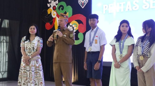 MOTIVASI : Bupati Gumas Jaya Samaya Monong ketika memberikan motivasi kepada pelajar, pada acara perpisahan dan pelepasan kelulusan SMPN 1 Kurun, di GPU Damang Batu, Selasa, 2 Juni 2026.