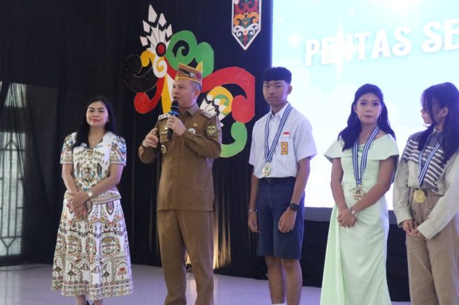 
					MOTIVASI : Bupati Gumas Jaya Samaya Monong ketika memberikan motivasi kepada pelajar, pada acara perpisahan dan pelepasan kelulusan SMPN 1 Kurun, di GPU Damang Batu, Selasa, 2 Juni 2026.