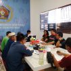 RAPAT : Asisten II Setda Gumas Baryen didampingi Kepala Diskominfosantik Ihromi Darma Putra, dan Kabid PIP Emi Juniati, saat melakukan rapat dengan PWI setempat, Jumat, 5 Juni 2026.