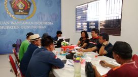 RAPAT : Asisten II Setda Gumas Baryen didampingi Kepala Diskominfosantik Ihromi Darma Putra, dan Kabid PIP Emi Juniati, saat melakukan rapat dengan PWI setempat, Jumat, 5 Juni 2026.