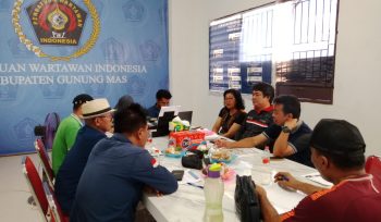 RAPAT : Asisten II Setda Gumas Baryen didampingi Kepala Diskominfosantik Ihromi Darma Putra, dan Kabid PIP Emi Juniati, saat melakukan rapat dengan PWI setempat, Jumat, 5 Juni 2026.