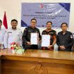 TUNJUKKAN : Ketua PC Sapma PP Kabupaten Gumas Mitra Tanjung dan Ketua Bawaslu Yepta H Jinal, ketika menunjukkan MoU pengawasan partisipatif bagi pemilih pemula yang sudah ditandatangani, di kantor bawaslu setempat, Senin, 8 Juni 2026.
