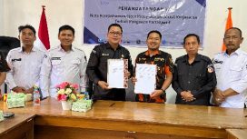 TUNJUKKAN : Ketua PC Sapma PP Kabupaten Gumas Mitra Tanjung dan Ketua Bawaslu Yepta H Jinal, ketika menunjukkan MoU pengawasan partisipatif bagi pemilih pemula yang sudah ditandatangani, di kantor bawaslu setempat, Senin, 8 Juni 2026.