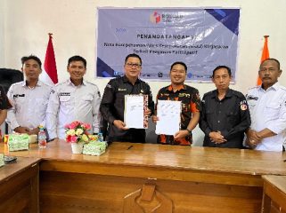 TUNJUKKAN : Ketua PC Sapma PP Kabupaten Gumas Mitra Tanjung dan Ketua Bawaslu Yepta H Jinal, ketika menunjukkan MoU pengawasan partisipatif bagi pemilih pemula yang sudah ditandatangani, di kantor bawaslu setempat, Senin, 8 Juni 2026.