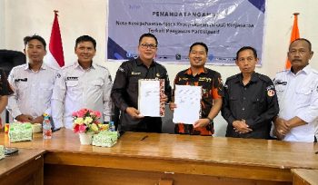 TUNJUKKAN : Ketua PC Sapma PP Kabupaten Gumas Mitra Tanjung dan Ketua Bawaslu Yepta H Jinal, ketika menunjukkan MoU pengawasan partisipatif bagi pemilih pemula yang sudah ditandatangani, di kantor bawaslu setempat, Senin, 8 Juni 2026.