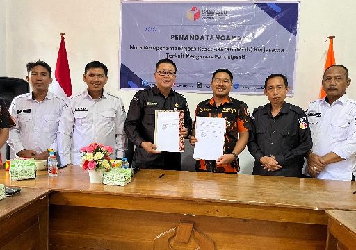 TUNJUKKAN : Ketua PC Sapma PP Kabupaten Gumas Mitra Tanjung dan Ketua Bawaslu Yepta H Jinal, ketika menunjukkan MoU pengawasan partisipatif bagi pemilih pemula yang sudah ditandatangani, di kantor bawaslu setempat, Senin, 8 Juni 2026.