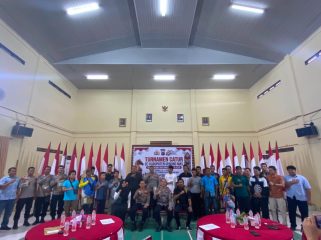 BERSAMA : Kapolres Gumas AKBP Heru Eko Wibowo, S.I.K, M.H, Wakapolres Kompol Indras Purwoko, S.H, jajaran pejabat utama (PJU), ketika berfoto bersama dengan para pemenang turnamen catur, dalam rangka HUT Bhayangkara ke-80 tahun 2026, Kamis, 11 Juni 2026.
